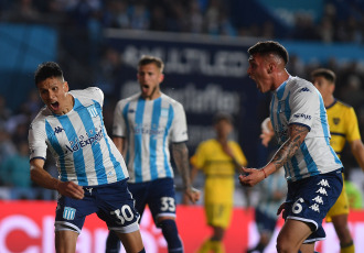 Buenos Aires, Argentina.- En las fotos tomadas el 24 de octubre del 2023, Racing se enfrentó a Boca Juniors en el clásico de la décima fecha de la Zona B de la Copa de la Liga Profesional de Fútbol en el Estadio Presidente Perón. Racing se quedó con un triunfo clave ante Boca 2-1, en sus aspiraciones por clasificar a los cuartos de final de la Copa de la Liga. Con goles de Emiliano Vecchio y Leonardo Sigali, en el último minuto de descuento, el local se impuso en el Cilindro.