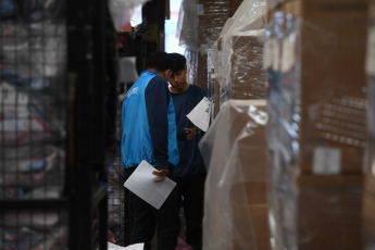 Buenos Aires, Argentina.- En las fotos tomadas el 20 de octubre del 2023, trabajadores del Correo Argentino participan del dispositivo logístico de cara a las elecciones generales que se desarrollarán este domingo en todo el país. Se espera una elección histórica para el domingo 22 de octubre. Las autoridades esperan que el nivel de votación supere el 68 % registrado en las elecciones primarias y vaya a votar el 30 