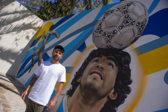 Buenos Aires, Argentina.- En las fotos tomadas el 11 de octubre del 2023, muestra "Maradona como el D10S que cuida su templo", el nuevo homenaje a Diego en su vieja casa de Devoto. La obra, fue presentada por sus autores intelectuales y ejecutores, la directora de arte Mariana Bianchini, y al muralista Gastón Liberto, haciendo un nuevo homenaje al máximo ídolo futbolero de la Argentina.