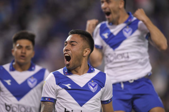 Buenos Aires, Argentina.- En las fotos tomadas el 9 de octubre del 2023, durante el partido entre Vélez y Atlético Tucumán en un encuentro correspondiente a la octava fecha de la Zona A de la Copa de la Liga Profesional en el estadio José Amalfitani de Liniers. Vélez Sarsfield venció 3-1 a Atlético Tucumán en su reencuentro con el público luego de dos resultados adversos de visitante.