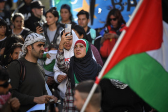 Buenos Aires, Argentina.- En las fotos tomadas el 19 de octubre del 2023, argentinos marcharon frente a la Embajada de Palestina en Buenos Aires, para "repudiar" la contraofensiva israelí en la Franja de Gaza tras los ataques múltiples perpetrados el 7 de octubre por la organización islamita Hamas, y pedirán la "intervención de la comunidad internacional" frente a lo que consideran un "genocidio sobre el pueblo palestino".