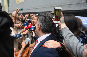 Buenos Aires.- La candidata presidencial del Frente de Izquierda y de los Trabajadores-Unidad (FIT-U), Myriam Bregman votando. La candidata afirmó que "hay otra salida para la crisis, no todo es ajuste o ataque al pueblo trabajador", al emitir su voto alrededor de las 8.40 en el colegio Don Bosco, en el barrio porteño de Congreso.