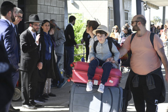 Buenos Aires, Argentina.- In the photos taken on October 17, 2023, the Aerolíneas Argentinas flight that transported a new group of Argentines from Israel from Rome arrived in Buenos Aires with 262 repatriated nationals. The second group of Argentines evacuated from Israel arrived in the country this Tuesday on an Aerolíneas Argentinas flight from Rome that landed in Ezeiza. This is a contingent of 262 repatriates who carried out an airlift from Tel Aviv to the Italian capital to escape Hamas attacks in the Middle East.