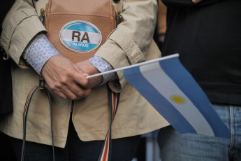 Buenos Aires, Argentina.- En las fotos tomadas el 30 de octubre del 2023, el Comité Nacional de la Unión Cívica Radical (UCR) celebró el 40 aniversario del triunfo electoral que consagró presidente a Raúl Alfonsín tras siete años de dictadura militar. Argentina conmemora un hito histórico, marcando 40 años desde las elecciones que pusieron fin a la última dictadura militar (1976-1983), inaugurando así el período más largo de democracia en el país, dejando atrás una serie de golpes de Estado que marcaron el siglo XX en la nación.