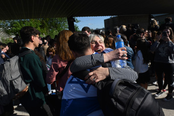 Buenos Aires, Argentina.- En las fotos tomadas el 15 de octubre del 2023, argentinos llegaron a Buenos Aires en un avión de Aerolíneas Argentinas en el marco del operativo "Regreso Seguro" organizado por el Gobierno argentino para repatriarlos por la guerra entre Israel y Hamas. El primer grupo de 246 personas repatriadas de Israel, volaron de Tel Aviv a Roma y de allí a Buenos Aires.