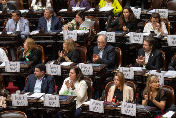 Buenos Aires, Argentina.- En las fotos tomadas el 10 de octubre del 2023, Diputados realizó una sesión especial para debatir el proyecto sobre la ley de alquileres, donde la Cámara de Diputados la aprobó con 128 votos a favor y 114 en contra. El proyecto de alquileres, incluye cambios impulsados por el Frente de Todos, con lo cual los contratos entre propietarios e inquilinos se mantendrán por tres años y tendrán una actualización semestral, en lugar de anual como establecía la actual norma.