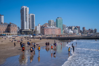 Mar del Plata, Argentina.- En las fotos tomadas el 16 de octubre del 2023, muestra la ciudad turística de Mar del Plata en medio del fin de semana largo. Con el feriado puente del viernes 13 y el del Día del Respeto a la Diversidad Cultural de este lunes 16 de octubre, los argentinos disfrutaron de un fin de semana extra largo de cuatro días no laborables consecutivos. Alrededor de 1,5 millones de personas aprovecharon la quinta edición del Previaje para visitar algunos de los puntos turísticos del país, que en algunos casos alcanzaron el 100