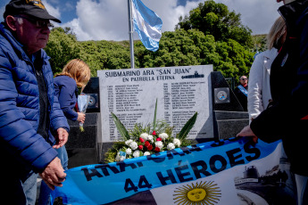 Mar del Plata, Argentina.- En las fotos tomadas el 25 de octubre del 2023, homenajean a los tripulantes del ARA San Juan a seis años de su última partida desde Mar del Plata, donde 44 tripulantes del ARA San Juan hace seis años zarparon por última vez. En el emotivo acto en la Base Naval, estuvieron presentes autoridades de la Armada, familiares de los tripulantes y el intendente de General Pueyrredon, Guillermo Montenegro, entre otros.