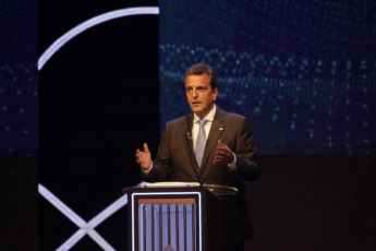 Santiago del Estero, Argentina.- En las fotos tomadas el 1 de octubre del 2023, a sólo tres semanas de las elecciones presidenciales del 22 de octubre, Javier Milei, Patricia Bullrich, Sergio Massa (foto), Juan Schiaretti y Myriam Bregman, los cinco candidatos que competirán en los comicios participaron del primer debate obligatorio en la Universidad Nacional de Santiago del Estero. Los ejes fueron: Economía, Educación, Derechos Humanos y conviviencia democrática. La categoría económica fue el centro de las discusiones y el uso de los derechos de réplica de los presidenciables.