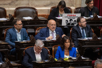 Buenos Aires, Argentina.- En las fotos tomadas el 10 de octubre del 2023, Diputados realizó una sesión especial para debatir el proyecto sobre la ley de alquileres, donde la Cámara de Diputados la aprobó con 128 votos a favor y 114 en contra. El proyecto de alquileres, incluye cambios impulsados por el Frente de Todos, con lo cual los contratos entre propietarios e inquilinos se mantendrán por tres años y tendrán una actualización semestral, en lugar de anual como establecía la actual norma.