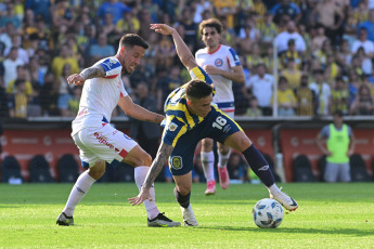 Rosario, Argentina.- En las fotos tomadas el 29 de octubre del 2023, durante el partido entre Rosario Central y Argentinos Juniors por la undécima fecha de la Zona A de la Copa LPF en el estadio Gigante de Arroyito. Rosario Central ya acumula 27 partidos sin perder tras vencer 3-1 a Argentinos Juniors. De esta manera, en la tabla anual se posicionó en la zona de clasificación para la Copa Libertadores 2024.