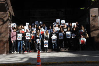 Buenos Aires, Argentina.- En las fotos tomadas el 2 de octubre del 2023, familiares y amigos llegan a la puerta de tribunales de San Isidro durante el juicio por la muerte del hijo de Federico Storani, Manuel Storani y la madre de éste, María de los Ángeles Bruzzone, además de una tercera persona, por un choque de lanchas ocurrida hace siete años en el río Luján, en el partido bonaerense de Tigre. El dirigente radical Storani, pidió que “la Justicia sancione de manera ejemplar a quienes actúan con desaprensión y desprecio a la vida".