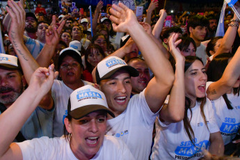 San Luis, Argentina.- En las fotos tomadas el 16 de octubre del 2023, el ministro de Economía y candidato presidencial de Unión por la Patria (UxP), Sergio Massa, continuó su gira federal en la recta final de la campaña con una visita a la provincia de San Luis. El candidato oficialista transita los últimos días previos a la elección al frente de la agenda política. Los mandatarios del PJ piden el voto en el interior para mejorar la performance de las PASO