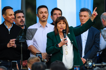 Buenos Aires, Argentina.- En las fotos tomadas el 19 de octubre del 2023, la candidata presidencial de Juntos por el Cambio (JxC) Patricia Bullrich (frente), realizó su cierre de campaña en el municipio bonaerense de Lomas de Zamora, acompañada por el expresidente Mauricio Macri (derecha) y el jefe de Gobierno porteño Horacio Rodríguez Larreta, en el último día antes de la veda electoral con vistas a los comicios nacionales del domingo.