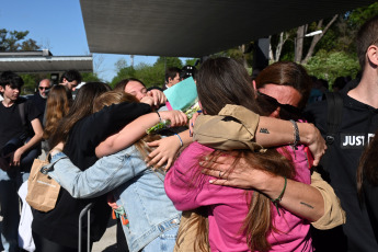 Buenos Aires, Argentina.- En las fotos tomadas el 15 de octubre del 2023, argentinos llegaron a Buenos Aires en un avión de Aerolíneas Argentinas en el marco del operativo "Regreso Seguro" organizado por el Gobierno argentino para repatriarlos por la guerra entre Israel y Hamas. El primer grupo de 246 personas repatriadas de Israel, volaron de Tel Aviv a Roma y de allí a Buenos Aires.