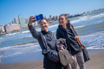 Mar del Plata, Argentina.- En las fotos tomadas el 16 de octubre del 2023, muestra la ciudad turística de Mar del Plata en medio del fin de semana largo. Con el feriado puente del viernes 13 y el del Día del Respeto a la Diversidad Cultural de este lunes 16 de octubre, los argentinos disfrutaron de un fin de semana extra largo de cuatro días no laborables consecutivos. Alrededor de 1,5 millones de personas aprovecharon la quinta edición del Previaje para visitar algunos de los puntos turísticos del país, que en algunos casos alcanzaron el 100