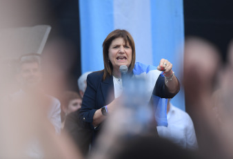 Mendoza, Argentina.- En las fotos tomadas el 17 de octubre del 2023, la candidata presidencial de Juntos por el Cambio (JxC), Patricia Bullrich, visitó la provincia de Mendoza, donde realizó un acto de cierre de campaña, a cinco días de las elecciones presidenciales. Bullrich, se prepara para un spring final de alta intensidad que implicará cierres de campaña en siete provincias.