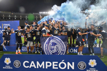 Córdoba, Argentina.- En las fotos tomadas el 29 de octubre del 2023, durante el partido entre Independiente Rivadavia y Almirante Brown en el estadio Mario Kempes. Después de más de 30 partidos en la Primera Nacional, Independiente Rivadavia de Mendoza hizo historia y venció 2-0 a Almirante Brown, logrando el ascenso a la Liga Profesional.