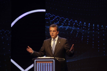 Santiago del Estero, Argentina.- En las fotos tomadas el 1 de octubre del 2023, a sólo tres semanas de las elecciones presidenciales del 22 de octubre, Javier Milei, Patricia Bullrich, Sergio Massa (foto), Juan Schiaretti y Myriam Bregman, los cinco candidatos que competirán en los comicios participaron del primer debate obligatorio en la Universidad Nacional de Santiago del Estero. Los ejes fueron: Economía, Educación, Derechos Humanos y conviviencia democrática. La categoría económica fue el centro de las discusiones y el uso de los derechos de réplica de los presidenciables.