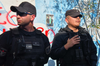 Buenos Aires, Argentina.- En las fotos tomadas el 4 de octubre del 2023, vecinos reclamaron justicia frente a la casa de uno de los sospechosos de la muerte de un barrendero que había resultado baleado el 21 de septiembre pasado al quedar en medio de un presunto enfrentamiento entre dos grupos rivales, en el barrio porteño Zavaleta de Barracas. Por el caso hay tres detenidos, uno de ellos es quien apretó el gatillo.