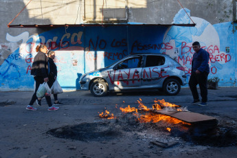 Buenos Aires, Argentina.- En las fotos tomadas el 4 de octubre del 2023, vecinos reclamaron justicia frente a la casa de uno de los sospechosos de la muerte de un barrendero que había resultado baleado el 21 de septiembre pasado al quedar en medio de un presunto enfrentamiento entre dos grupos rivales, en el barrio porteño Zavaleta de Barracas. Por el caso hay tres detenidos, uno de ellos es quien apretó el gatillo.