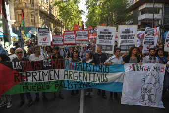 Buenos Aires, Argentina.- En las fotos tomadas el 9 de octubre del 2023, organizaciones sociales participan de multitudinarias manifestaciones en apoyo a las poblaciones de ambos lados del conflicto. En respuesta a la violencia desencadenada por la guerra, son muchas las manifestaciones alrededor del mundo en apoyo, por un lado de palestinos, y, por otro, de judíos e israelíes. El grupo militante palestino Hamás lanzó un ataque mortal contra Israel, que ha declarado la guerra a Gaza, desatando el temor a una escalada del conflicto en Oriente Próximo.