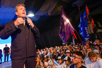 San Luis, Argentina.- En las fotos tomadas el 16 de octubre del 2023, el ministro de Economía y candidato presidencial de Unión por la Patria (UxP), Sergio Massa, continuó su gira federal en la recta final de la campaña con una visita a la provincia de San Luis. El candidato oficialista transita los últimos días previos a la elección al frente de la agenda política. Los mandatarios del PJ piden el voto en el interior para mejorar la performance de las PASO