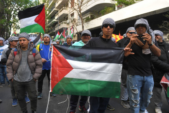 Buenos Aires, Argentina.- En las fotos tomadas el 19 de octubre del 2023, argentinos marcharon frente a la Embajada de Palestina en Buenos Aires, para "repudiar" la contraofensiva israelí en la Franja de Gaza tras los ataques múltiples perpetrados el 7 de octubre por la organización islamita Hamas, y pedirán la "intervención de la comunidad internacional" frente a lo que consideran un "genocidio sobre el pueblo palestino".