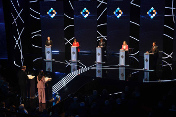 Buenos Aires, Argentina.- En las fotos tomadas el 8 de octubre del 2023, los candidatos Javier Milei, de La Libertad Avanza; Patricia Bullrich, de Juntos por el Cambio; Sergio Massa, de Unión por la Patria; Juan Schiaretti, de Hacemos por Nuestro País; y Myriam Bregman, del Frente de Izquierda Unidad, participaron del segundo debate presidencial que se realizó en la facultad de Derecho de la Universidad de Buenos Aires (UBA). El debate, contó con muchos más cruces y momentos de tensión que el domingo pasado, los candidatos dieron sus discursos de cierre.