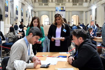 Buenos Aires, Argentina.- En las fotos tomadas el 25 de octubre del 2023, autoridades participan del escrutinio definitivo en la provincia de Buenos Aires para determinar los números finales de la elección general del último domingo, en las que Sergio Massa (Unión por la Patria) resultó el candidato presidencial más votado y en las que Axel Kicillof logró su reelección en la provincia.