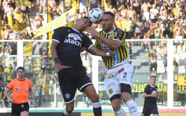 Córdoba, Argentina.- En las fotos tomadas el 29 de octubre del 2023, durante el partido entre Independiente Rivadavia y Almirante Brown en el estadio Mario Kempes. Después de más de 30 partidos en la Primera Nacional, Independiente Rivadavia de Mendoza hizo historia y venció 2-0 a Almirante Brown, logrando el ascenso a la Liga Profesional.