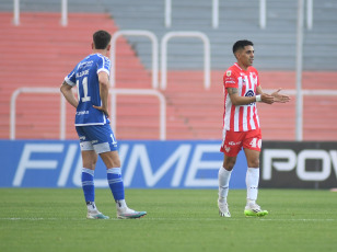 Mendoza, Argentina.- En las fotos tomadas el 2 de octubre del 2023, durante el partido entre Godoy Cruz e Instituto en el estadio Malvinas Argentinas, de Mendoza, válido por la séptima jornada, la fecha de los clásicos y emparejamientos de la Copa de la Liga Profesional. Godoy Cruz e Instituto empataron 1 a 1, con goles de Tadeo Allende para el Tomba y Jonás Acevedo para el visitante.