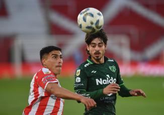 Buenos Aires, Argentina.- En las fotos tomadas el 2 de octubre del 2023, durante el partido entre Barracas Central y Sarmiento en el Estadio Claudio Chiqui Tapia en un partido correspondiente a la 7ma fecha de la Copa de la Liga. Barracas Central empató 1-1 con Sarmiento. El defensor Juan Ignacio Díaz anotó para Barracas, que hizo de local en la cancha de Huracán, mientras que Guido Mainero igualó para Sarmiento.