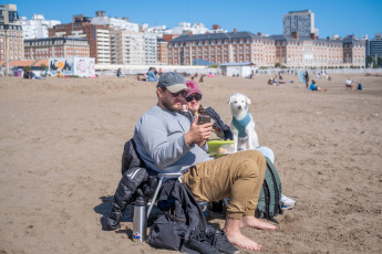 Mar del Plata, Argentina.- En las fotos tomadas el 16 de octubre del 2023, muestra la ciudad turística de Mar del Plata en medio del fin de semana largo. Con el feriado puente del viernes 13 y el del Día del Respeto a la Diversidad Cultural de este lunes 16 de octubre, los argentinos disfrutaron de un fin de semana extra largo de cuatro días no laborables consecutivos. Alrededor de 1,5 millones de personas aprovecharon la quinta edición del Previaje para visitar algunos de los puntos turísticos del país, que en algunos casos alcanzaron el 100