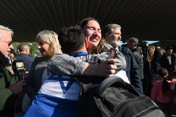 Buenos Aires, Argentina.- En las fotos tomadas el 15 de octubre del 2023, argentinos llegaron a Buenos Aires en un avión de Aerolíneas Argentinas en el marco del operativo "Regreso Seguro" organizado por el Gobierno argentino para repatriarlos por la guerra entre Israel y Hamas. El primer grupo de 246 personas repatriadas de Israel, volaron de Tel Aviv a Roma y de allí a Buenos Aires.