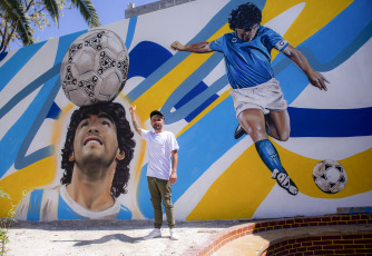 Buenos Aires, Argentina.- En las fotos tomadas el 11 de octubre del 2023, muestra "Maradona como el D10S que cuida su templo", el nuevo homenaje a Diego en su vieja casa de Devoto. La obra, fue presentada por sus autores intelectuales y ejecutores, la directora de arte Mariana Bianchini, y al muralista Gastón Liberto, haciendo un nuevo homenaje al máximo ídolo futbolero de la Argentina.