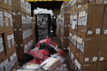 Buenos Aires, Argentina.- En las fotos tomadas el 20 de octubre del 2023, trabajadores del Correo Argentino participan del dispositivo logístico de cara a las elecciones generales que se desarrollarán este domingo en todo el país. Se espera una elección histórica para el domingo 22 de octubre. Las autoridades esperan que el nivel de votación supere el 68 % registrado en las elecciones primarias y vaya a votar el 30 