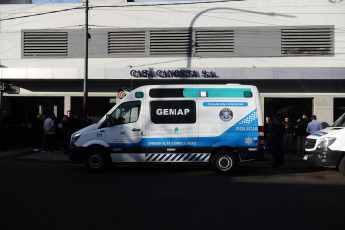 Buenos Aires, Argentina.- En las fotos tomadas el 3 de octubre del 2023, familiares y amigos asisten al velorio de Gustavo Romero, efectivo de la Policía Bonaerense que fue asesinado de cuatro tiros por delincuentes que intentaron robarle la moto en la localidad de Banfield, partido de Lomas de Zamora. Por el crimen hay un aprehendido, según informaron fuentes policiales y judiciales.