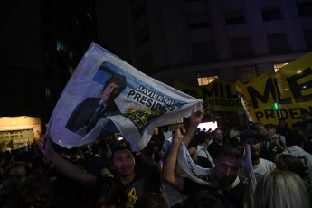 Buenos Aires, Argentina.- En las fotos tomadas el 22 de octubre del 2023, el candidato presidencial de La Libertad Avanza (LLA), Javier Milei, brindo las primeras declaraciones en en su búnker tras ir a balotaje tras quedar en segundo lugar en los comicios de este domingo. Milei, ha asegurado que han sido unas elecciones "históricas" y apela al apoyo de los votantes de la coalición conservadora Juntos por el Cambio para vencer el próximo 19 de noviembre a Massa.