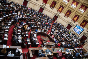 Buenos Aires, Argentina.- En las fotos tomadas el 10 de octubre del 2023, Diputados realizó una sesión especial para debatir el proyecto sobre la ley de alquileres, donde la Cámara de Diputados la aprobó con 128 votos a favor y 114 en contra. El proyecto de alquileres, incluye cambios impulsados por el Frente de Todos, con lo cual los contratos entre propietarios e inquilinos se mantendrán por tres años y tendrán una actualización semestral, en lugar de anual como establecía la actual norma.