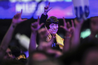 Buenos Aires.- En la foto tomada el 18 de octubre de 2023, el candidato a presidente de La Libertad Avanza, Javier Milei, cierra hoy su campaña electoral con vistas a las elecciones del domingo, con un acto en el estadio porteño Movistar Arena, ubicado en el barrio porteño de Villa Crespo, acompañado por referentes y candidatos del espacio libertario.