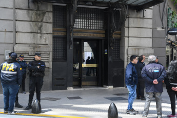 Buenos Aires, Argentina.- En las fotos tomadas el 13 de octubre del 2023, la Dirección General de Aduana, la Administración Federal de Ingresos Públicos (AFIP), Policía Federal (PFA), y otras fuerzas de seguridad continúan realizando un conjunto de operativos para detectar operaciones ilegales realizadas con divisas de denominación extranjera. En un clima marcado por los operativos, el dólar libre bajó a $980 y la Bolsa alcanzó un nuevo récord. El billete cayó 30 pesos para la venta. El BCRA vendió USD 120 millones en el mercado y las reservas cayeron en más de USD 500 millones. El S&P Merval mejoró 6,1%, a 760.673 puntos.