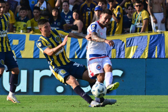 Rosario, Argentina.- En las fotos tomadas el 29 de octubre del 2023, durante el partido entre Rosario Central y Argentinos Juniors por la undécima fecha de la Zona A de la Copa LPF en el estadio Gigante de Arroyito. Rosario Central ya acumula 27 partidos sin perder tras vencer 3-1 a Argentinos Juniors. De esta manera, en la tabla anual se posicionó en la zona de clasificación para la Copa Libertadores 2024.