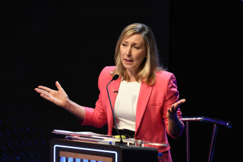 Buenos Aires, Argentina.- En las fotos tomadas el 8 de octubre del 2023, los candidatos Javier Milei, de La Libertad Avanza; Patricia Bullrich, de Juntos por el Cambio; Sergio Massa, de Unión por la Patria; Juan Schiaretti, de Hacemos por Nuestro País; y Myriam Bregman (foto), del Frente de Izquierda Unidad, participaron del segundo debate presidencial que se realizó en la facultad de Derecho de la Universidad de Buenos Aires (UBA). El debate, contó con muchos más cruces y momentos de tensión que el domingo pasado, los candidatos dieron sus discursos de cierre.