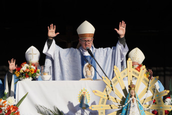 Luján, Argentina.- En las fotos tomadas el 1 de octubre del 2023, miles de peregrinos arribaron a la Basílica de Nuestra Señora de Luján, en el oeste de la provincia de Buenos Aires para participar de la 49° Peregrinación Juvenil, una de las manifestaciones de fe más importantes de la Argentina. La ceremonia, se realizó bajo el lema “Madre, estamos en tus manos, danos fuerza para unirnos”.