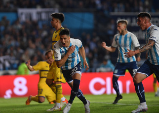 Buenos Aires, Argentina.- En las fotos tomadas el 24 de octubre del 2023, Racing se enfrentó a Boca Juniors en el clásico de la décima fecha de la Zona B de la Copa de la Liga Profesional de Fútbol en el Estadio Presidente Perón. Racing se quedó con un triunfo clave ante Boca 2-1, en sus aspiraciones por clasificar a los cuartos de final de la Copa de la Liga. Con goles de Emiliano Vecchio y Leonardo Sigali, en el último minuto de descuento, el local se impuso en el Cilindro.