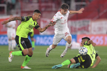 Buenos Aires, Argentina.- En las fotos tomadas el 30 de octubre del 2023, durante el partido entre Huracán y Barracas Central por la undécima fecha de la Zona A de la Copa de la Liga Profesional de Fútbol (LPF) en el Estadio Tomás Adolfo Ducó. Huracán y Barracas C. no lograron abrir el marcador y el partido acabó en empate 0-0.