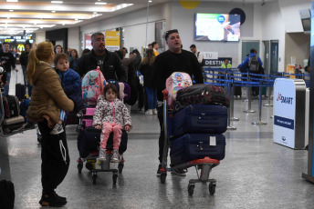 Buenos Aires, Argentina.- En las fotos tomadas el 13 de octubre del 2023, miles de personas colman Aeroparque en medio del fin de semana largo. Con reservas hoteleras que van del 75% al 95% operadores turísticos de las distintas provincias aguardan con “mucha expectativa” el arribo de los viajeros que disfrutarán el fin de semana largo que se extenderán del viernes al lunes próximos y contará en medio con la celebración del Día de la Madre.