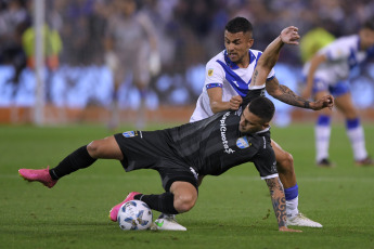 Buenos Aires, Argentina.- En las fotos tomadas el 9 de octubre del 2023, durante el partido entre Vélez y Atlético Tucumán en un encuentro correspondiente a la octava fecha de la Zona A de la Copa de la Liga Profesional en el estadio José Amalfitani de Liniers. Vélez Sarsfield venció 3-1 a Atlético Tucumán en su reencuentro con el público luego de dos resultados adversos de visitante.