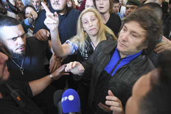 Buenos Aires.- Con una atmósfera más propia de un partido de fútbol o un concierto de rock que del acto de sufragar, el candidato presidencial de La Libertad Avanza, el ultraderechsita Javier Milei, emitió su voto en medio del griterío y las muestras de afecto de una multitud de seguidores.